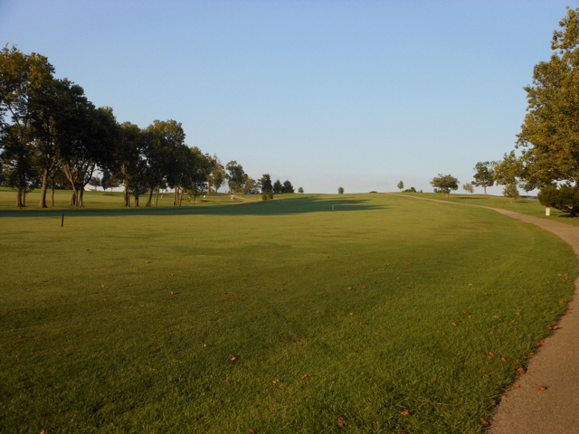 image of hole twelve from the cart path