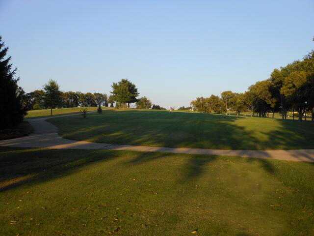image of hole fourteen from the cart path