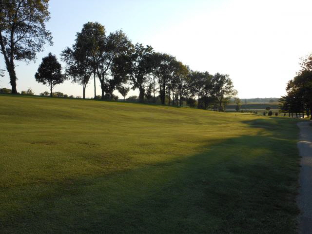 image of hole fifteen from the cart path